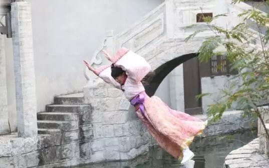 TVB“御用动作替身”，连续2部剧都是跳河、跳海！