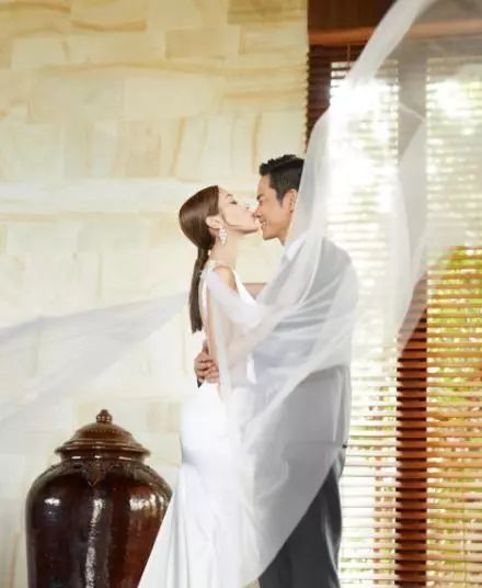 郑嘉颖与小22岁女友婚纱照曝光，甜蜜热吻携手共舞超浪漫