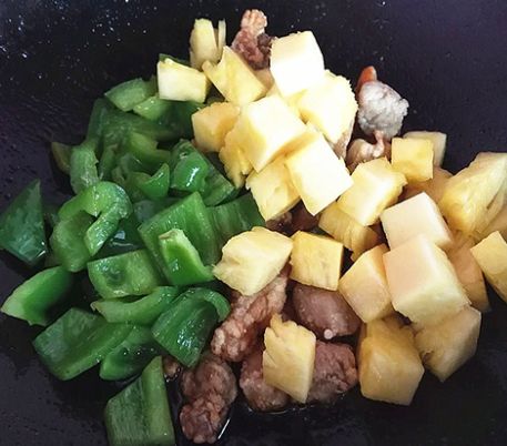 最近很火的一道网红菜--菠萝咕噜肉，口感清新，酸甜开胃！