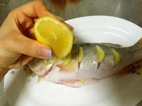 清蒸鲈鱼的正宗做法，肉质鲜嫩，鲜香无比，孩子最爱吃！