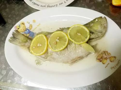 清蒸鲈鱼的正宗做法，肉质鲜嫩，鲜香无比，孩子最爱吃！