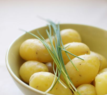 土豆掌握这几个新做法，软烂焦香，大人小孩都爱吃！