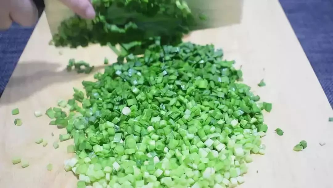 超级简单的韭菜盒子做法，十分钟就能吃到香喷喷的韭菜盒子！