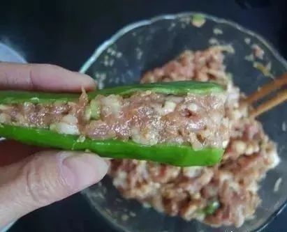 正宗川味“虎皮青椒酿肉”的配方和做法，是一道非常好的下饭菜！