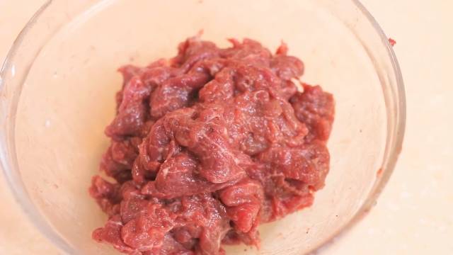 炒牛肉怎么做才能使肉更嫩，大厨教你一招，让牛肉更嫩更滑！