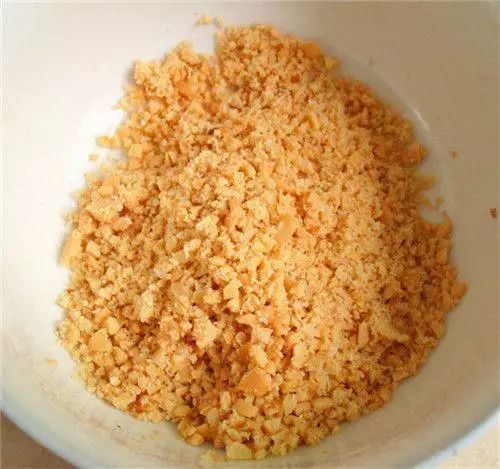 皮蛋拌豆腐，撒上花生米，不仅是下饭菜，还是香香的下酒菜！