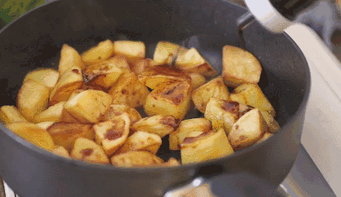 土豆掌握这几个新做法，软烂焦香，大人小孩都爱吃！