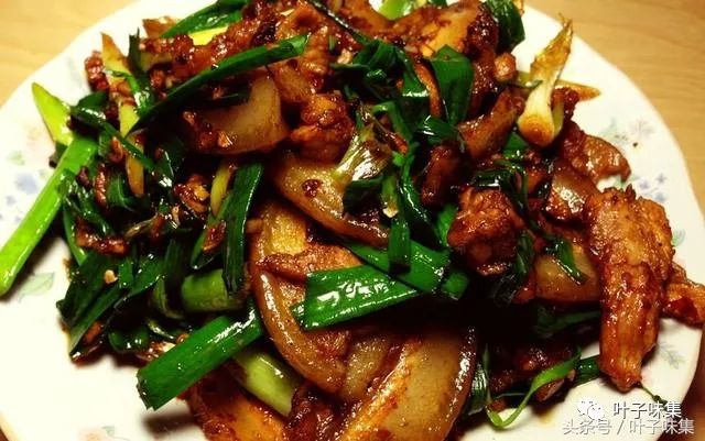 正宗的四川回锅肉做法，味香嫩滑，肥而不腻，川菜中的招牌菜