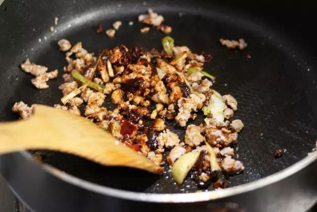 香辣干锅土豆片的做法，做法简单，香辣过瘾！