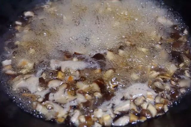 香菇炒肉末，做法简单，鲜香滑嫩，是特别好的下饭菜！