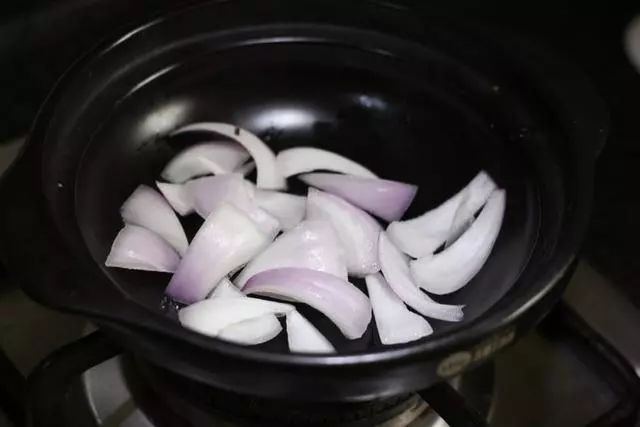 香辣干锅土豆片的做法，做法简单，香辣过瘾！