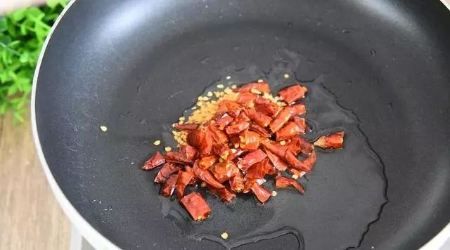 做辣子鸡丁，这几味调料一定不能少，做出来后外酥里嫩！
