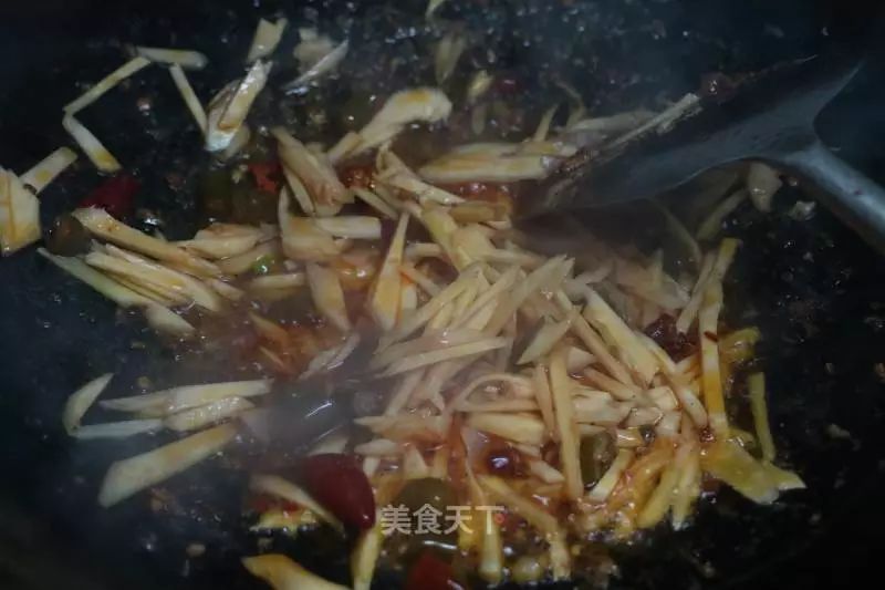 泡椒炒肉丝，经典的江湖菜，下饭又下酒