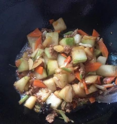 腐竹焖冬瓜，清热降火，味道可口超级好吃！