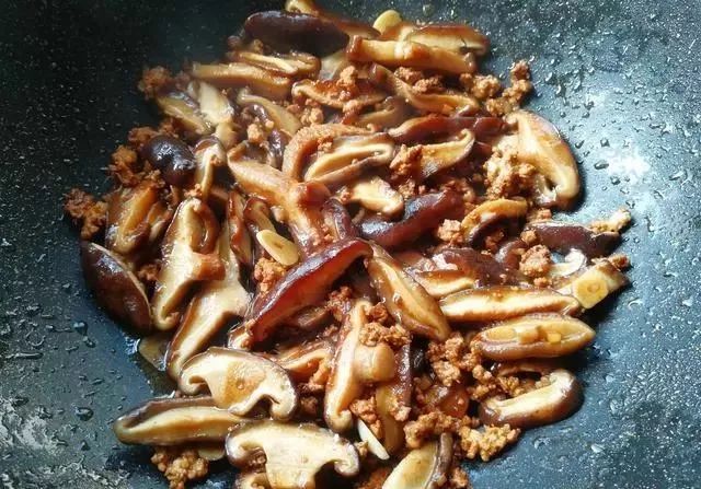 香菇炒肉末再配点它，鲜香滑嫩，是一道美味的下饭菜！