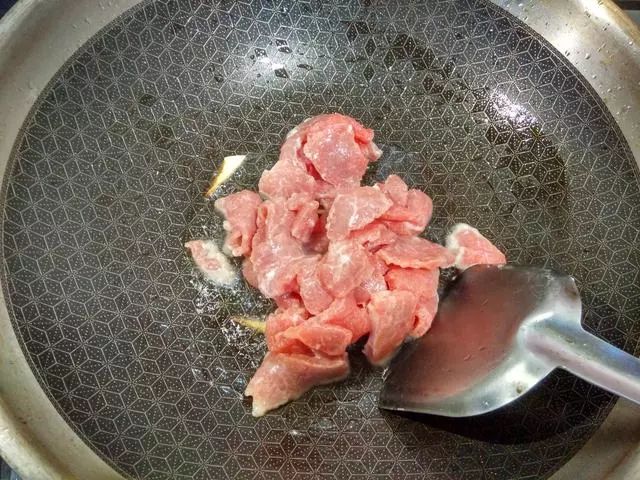 青椒炒牛肉的正确做法，看着都流口水，做法非常简单！