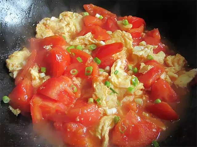 告诉你西红柿炒鸡蛋的正宗做法，是先炒鸡蛋还是先西红柿？
