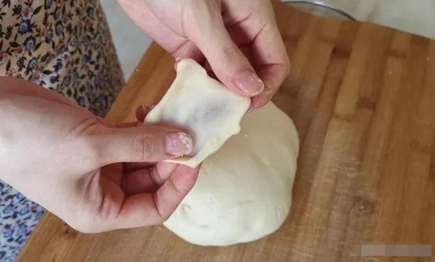教你在家做千层豆沙面包，简单易做，香甜味美！