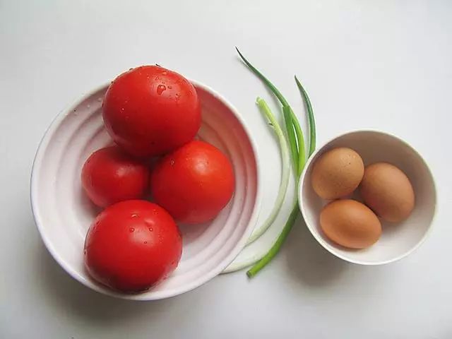 告诉你西红柿炒鸡蛋的正宗做法，是先炒鸡蛋还是先西红柿？