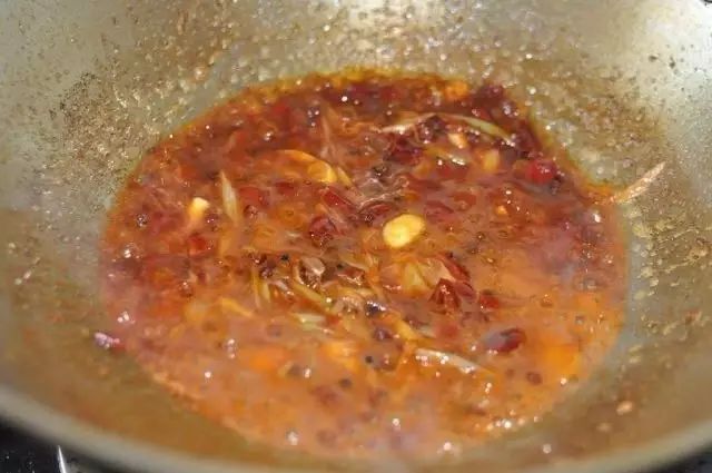 香辣干锅虾的做法，鲜香爽辣，味道十足！