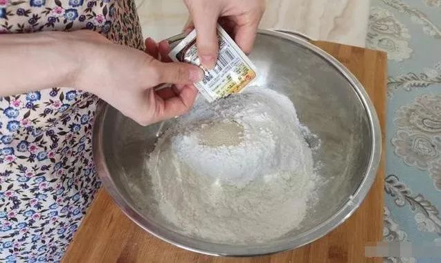 教你在家做千层豆沙面包，简单易做，香甜味美！