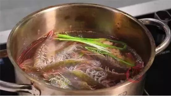 水煮虾怎么做？冷水还是热水下锅？这步做错就又老又腥！