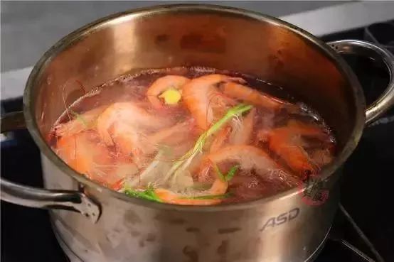 水煮虾怎么做？冷水还是热水下锅？这步做错就又老又腥！