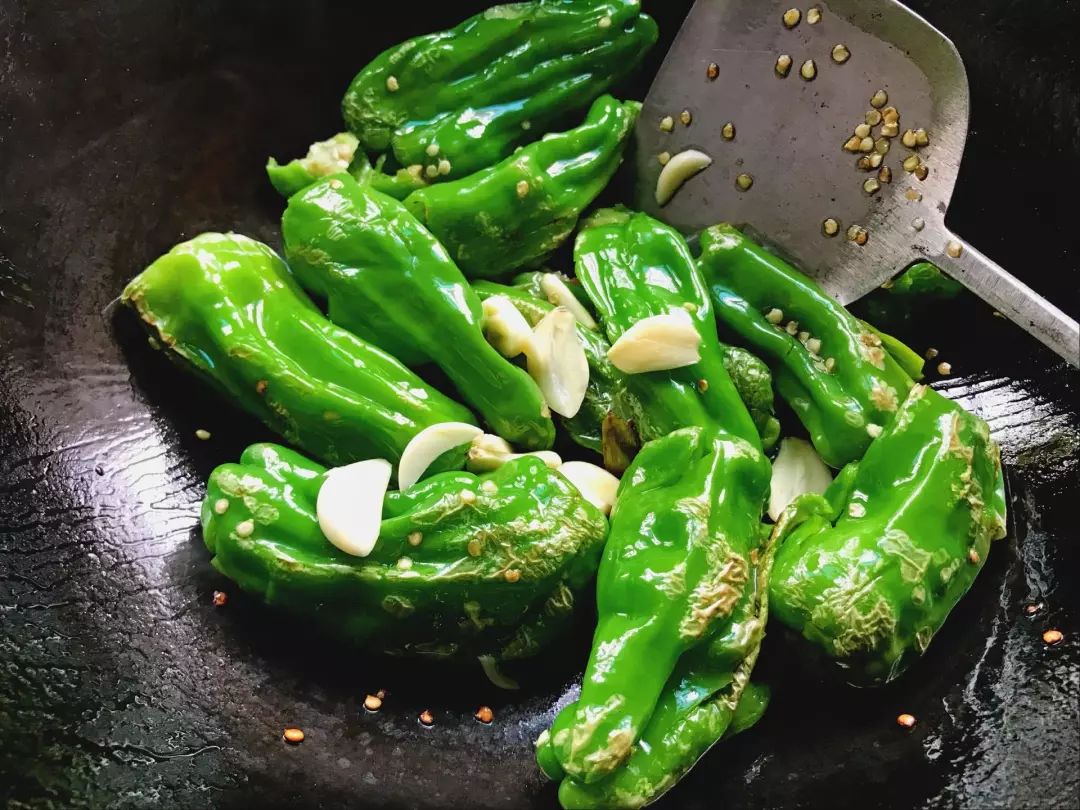 虎皮青椒怎么做更好吃？赶紧来看看，这样做营养又下饭！