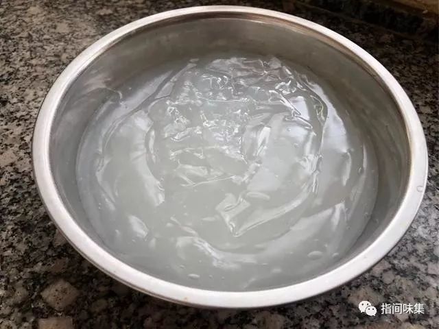 教你在家做凉粉，一碗淀粉一盆水，凉滑爽口又解腻！