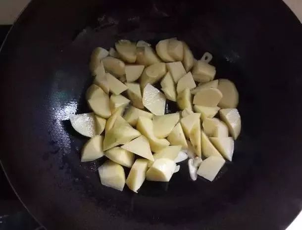土豆这样做，好吃入味又快手，比土豆丝好吃百倍！
