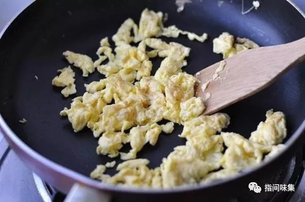 做蛋炒饭时，先炒蛋还是先炒饭？都不对，多加一步，米饭粒粒分明