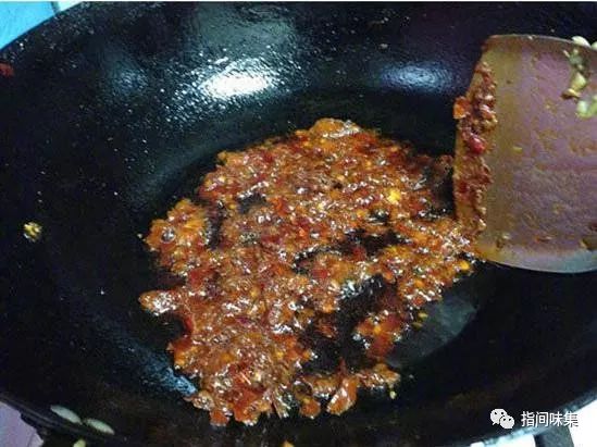 香菇酱的制作方法，拌面吃卷饼吃也可以，存储方便