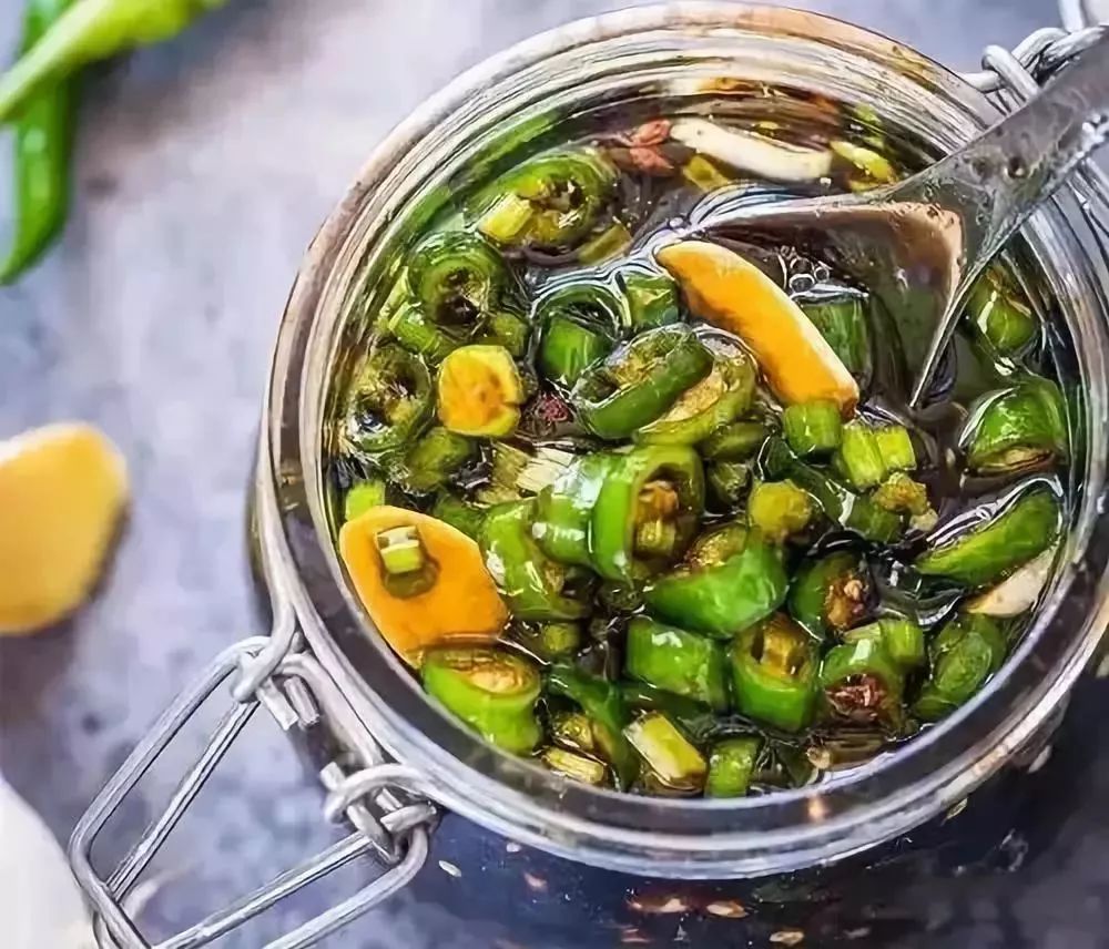 新鲜青辣椒也能腌着吃，香辣开胃，不可多得的一道小菜！