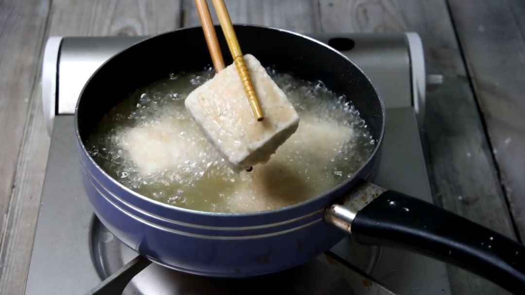 炸豆腐这么做，外酥里嫩透着鲜，一口下去麻辣爽快！