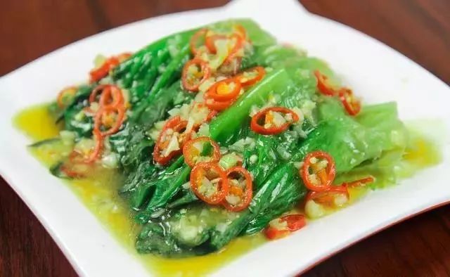 蚝油生菜，一道经典的素菜做法，色泽翠绿，清淡鲜嫩！
