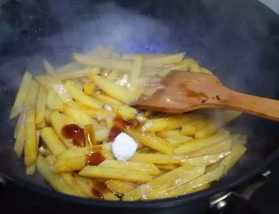 油焖土豆条，香甜软糯，能当零食能当菜！