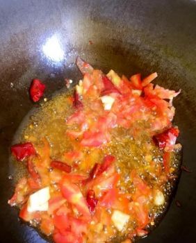 西红柿配白菜，再加上它一起炒，酸辣开胃，吃着过瘾！