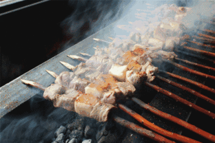 新疆烤肉最正宗的吃法，肉香味浓！