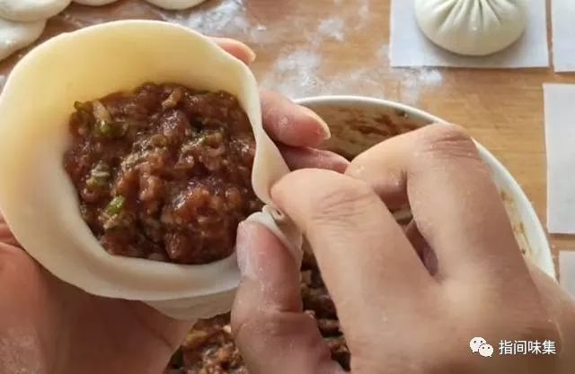 不用熬皮冻汤也能做出美味的灌汤包，薄皮馅大味浓，咬一口满嘴汤汁！
