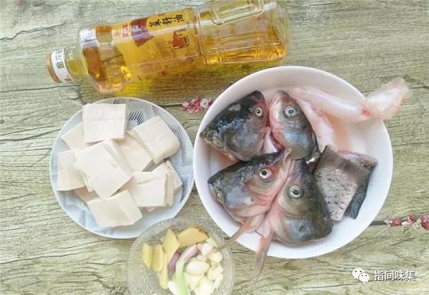鱼头怎么吃才过瘾？鱼头焖豆腐，鲜香入味，汁浓肉嫩爽到爆！
