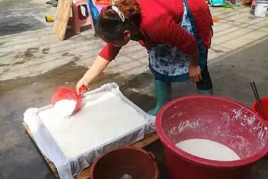 靠做老豆腐，大妈在农村也能月入5000元，揭秘传统水豆腐的做法！
