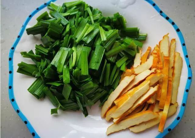 豆干炒韭菜，增强抵抗力，小孩要多吃，能帮长个子！