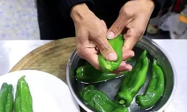 青椒也能凉拌吃，不用1滴油，比虎皮辣椒好吃