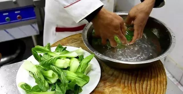 上海青怎样做才好吃？大厨教你方法，做出来清脆碧绿，营养美味！