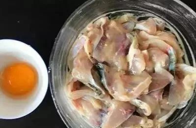 用这个烧鱼酱做出来的水煮鱼，让你吃出酒店的味道，香辣嫩滑！