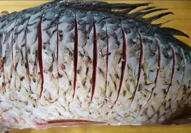 吃货喜欢吃酥鱼，却不知道怎么做，今天来教大家做酥鱼的做法！