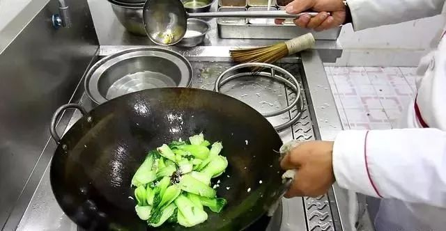 上海青怎样做才好吃？大厨教你方法，做出来清脆碧绿，营养美味！