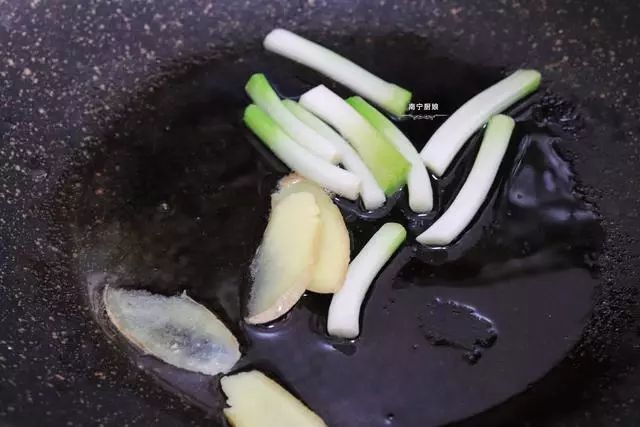 红烧大虾的新做法，不用水焯，鲜香入味，汤汁都能干掉一碗饭！