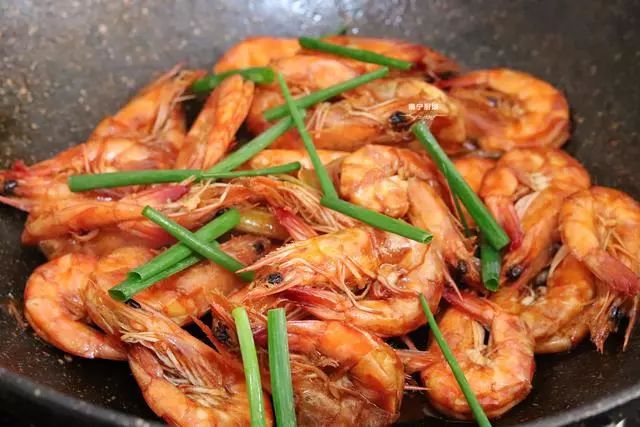 红烧大虾的新做法，不用水焯，鲜香入味，汤汁都能干掉一碗饭！