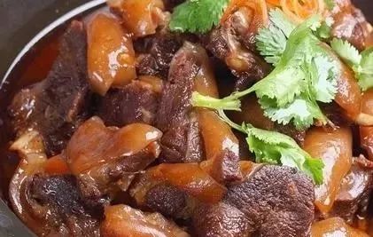 玉林老表分享的干锅狗肉，做法讲究，用料精确，肉香汁肥！